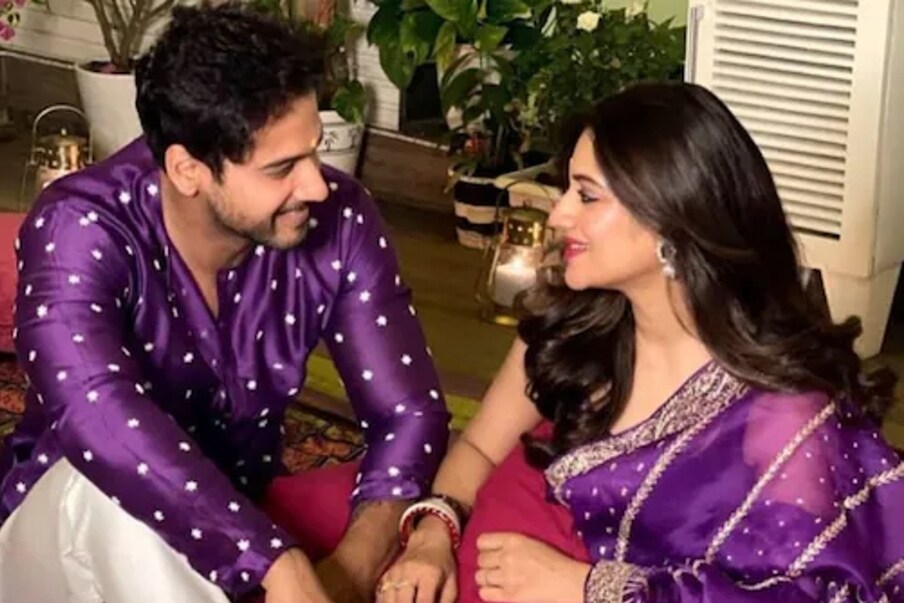  অভিনেত্রী নুসরত জাহানের (Nusrat Jahan) সম্পর্ক নিয়ে কম জলঘোলা হয়নি। বেশ কিছুদিন ধরে জল্পনা চলছে, ইতিমধ্যেই কি অভিনেতা যশ দাশগুপ্তকে (Yash Dasgupta) বিয়ে করেছেন নুসরত। দুই টলি তারকাই যদিও তেমনই ইঙ্গিত দিয়েছেন একাধিকবার। অগাস্ট মাসে সন্তানের জন্ম দিয়েছেন নুসরত। আর তার পর থেকেই জল্পনা আরও তৈরি হয়েছে।