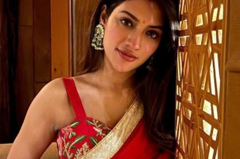 এই ঘটনা ঘিরে নুসরত বহু বিতর্কে জড়েছেন। নেটিজেনদের কটাক্ষের মুখেও পড়েছেন তিনি। সেই প্রসঙ্গে নুসরত বলেছিলেন, &quot;এরা কেউ আমার বিয়ের জন্য খরচ করেনি। এরা হোটেলের বিল দেয়নি। তাই আমি এদের কিছু বলার প্রয়োজন মনে করি না। আমি সৎ। আমায় ভুল ভাবে দেখানো হয়েছে। আর আমি এখন বিষয়টা পরিষ্কার করে বলে দিয়েছি।&quot;