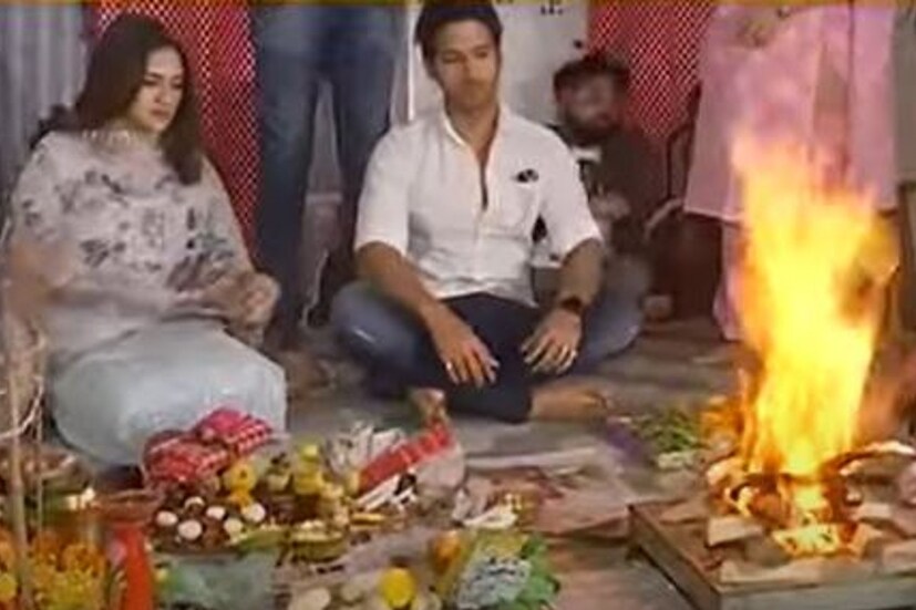 বুধবার চিরকালের মতো সমস্ত সম্পর্ক শেষ হয়েছে অভিনেত্রী নুসরত জাহান (Nusrat Jahan) ও নিখিল জৈনের (Nikhil Jain)। আলিপুর আদালত তাঁদের ডিভোর্সে সিলমোহর দিয়েছেন। আর বৃহস্পতিবারই যশ দাশগুপ্তের (Yash Dasgupta) সঙ্গে নতুন ছবির শ্যুটিং করলেন নুসরত। 