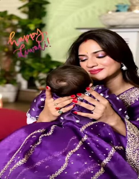 *গত ২৬ অগাস্ট মা হন তৃণমূলের তারকা সাংসদ। নুসরতের মা হওয়া নিয়ে কম বিতর্ক তৈরি হয়নি। কিন্তু, তাতে কোনওদিনই কোনও আমল দেননি নুসরত বা যশ। বরং বিতর্ক যত বেড়েছে, ততই সাহসী হয়ে উঠেছিলেন।  ছবিঃ ইনস্টাগ্রাম। 