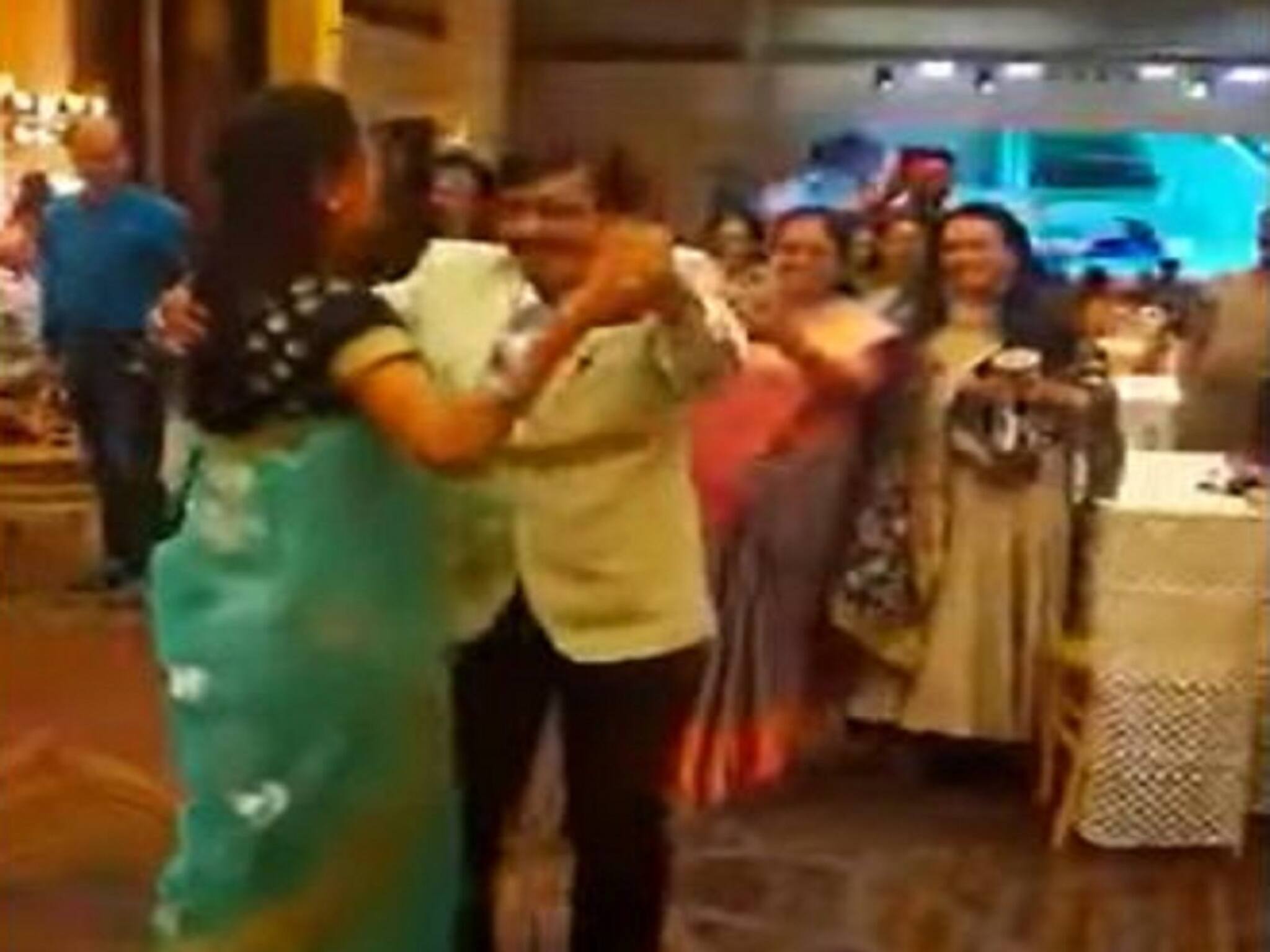 Viral Video: শিবসেনার সাংসদ সঞ্জয় রাউতের মেয়ের বিয়ে, একসঙ্গে নাচতে দেখা গেল রাউত ও এনসিপি-র সুপ্রিয়া সুলেকে!