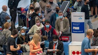 ওমিক্রন প্রজাতির সংক্রমণ নতুন করে কপালে ভাঁজ ফেলেছে চিকিৎসকদের