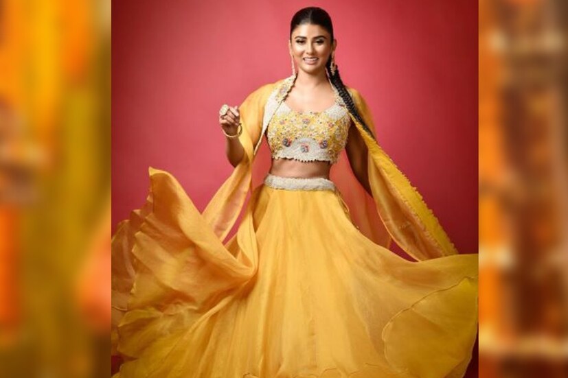 অভিনেত্রী পার্নো মিত্রও বেছে নিয়েছেন উজ্জ্বল হলুদ রঙের লেহেঙ্গা। সঙ্গে সাজ ও মেকআপ মানানসই। 