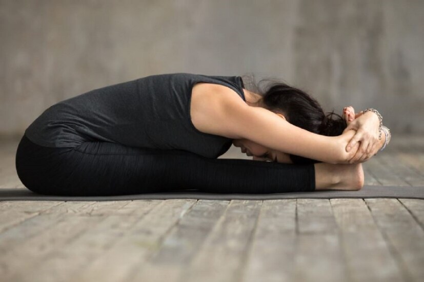 পশ্চিমোত্থানাসন (Paschimottanasana) এই আসনটি করার জন্য প্রথমেই দু'টি পা মেলে বসতে হবে। এর পর নিজেদের দু'টি হাত দিয়ে দুই পায়ের পাতা ধরে পুরো শরীরটিকে পায়ের সঙ্গে লাগাতে হবে। এক্ষেত্রে নিজেদের মাথাটিকে হাঁটুর সঙ্গে লাগাতে হবে। এই আসনটি করার সময় দু'টি পা যেন মাটিতে লেগে থাকে, সেই বিষয়ে খেয়াল রাখতে হবে। এই আসনটির মাধ্যমে সম্পূর্ণ শরীরটি স্ট্রেচ করার ফলে সমস্ত পেশির সঞ্চালন হয়। এর ফলে সমস্ত পেশির সঙ্গে সঙ্গে শরীরের লোয়ার ব্যাকের অংশও মজবুত হয়।