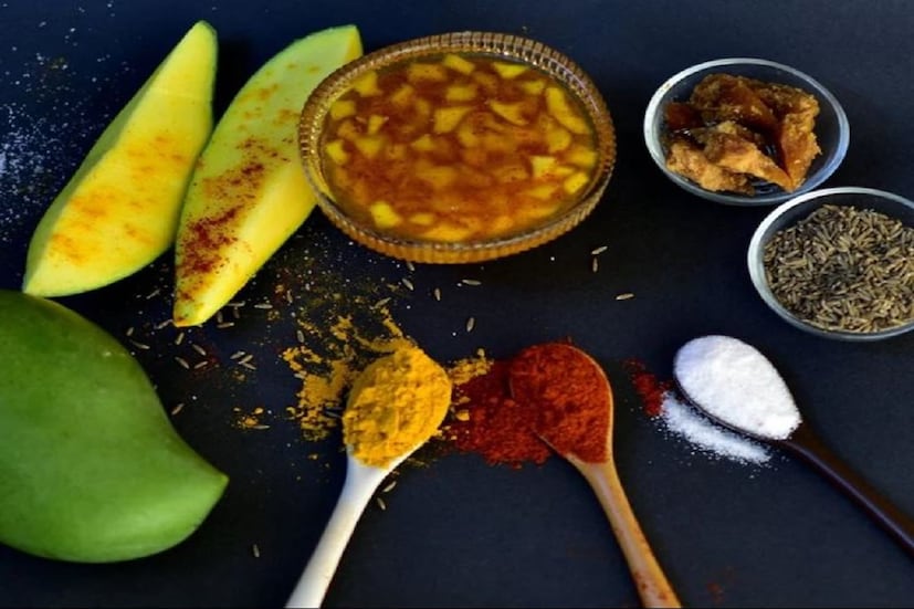 ৩. গুড়ের বা চিনির রস মিষ্টি আচার হলে, সেটা বয়ামে ভরে, তার উপরে একটু গুড়ের বা চিনির রস ছড়িয়ে, তার পর বয়ামের মুখ বন্ধ করা যায়- এতে আচার অনেক দিন পর্যন্ত তরতাজা থাকবে।