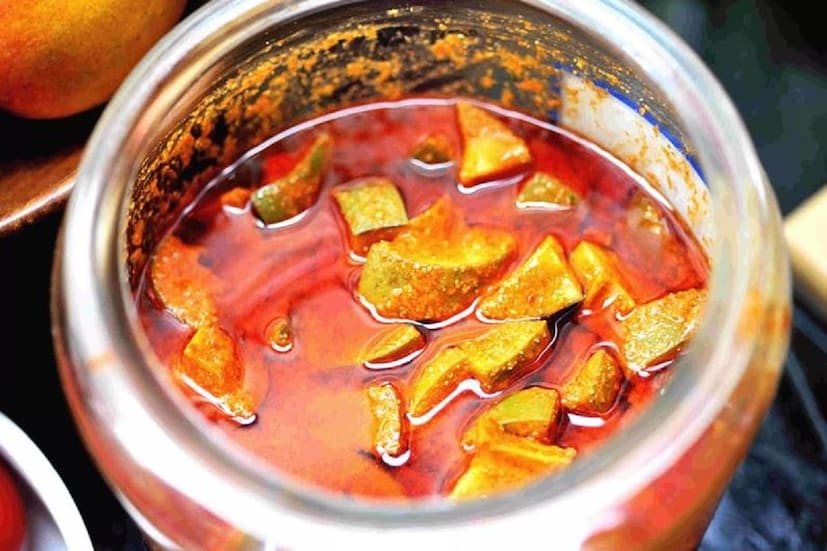 কারণটা ওই আধুনিক সময় এবং তার দাবি! আগে আচার রাখার পাত্র বলতে ভরসা ছিল কাচের বয়াম, প্লাস্টিকের কথা তখন ভাবাই যেত না। আর এখন সব কিছুতেই কেবল প্লাস্টিক! তাই, সেই পাত্রে রাখলে আচার নষ্টও হয়ে যায় চট করে। কাচের পাত্রে রাখলেও কিন্তু মেনে চলতে হবে কয়েকটা নিয়ম, তাহলেই অনেক দিন তরতাজা থাকবে পছন্দের আচার, নিয়মগুলো কী দেখে নেওয়া যাক এক এক করে!