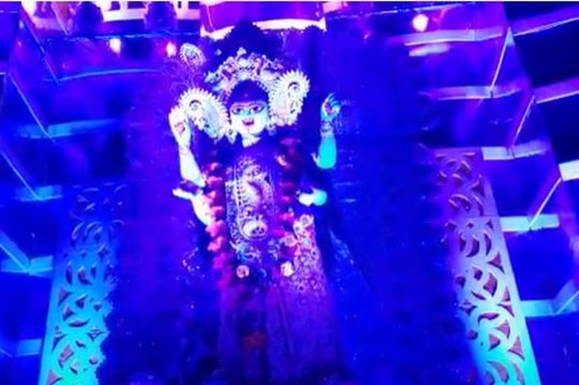 করোনাকে তোয়াক্কা না করে শ্রীভূমির বুর্জ খলিফায় ভিড় করেছিল কাতারে কাতারে মানুষ। সেই ক্রেজ এবার উত্তরবঙ্গে। জলপাইগুড়িতে কালীপুজোয় (Kali Puja 2021) নবারুণ সঙ্ঘ ক্লাব তৈরি করল বুর্জ খলিফার আদলে তৈরি মণ্ডপ। 