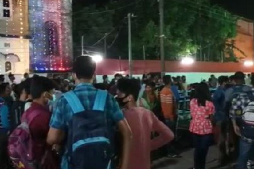 ইতিমধ্যেই এলাকায় গিয়ে কোভিড বিধি বুঝিয়ে এসেছেন পুলিশ আধিকারিকরা। বাড়ানো হয়েছে ভলিন্টিয়ারের সংখ্যা। 