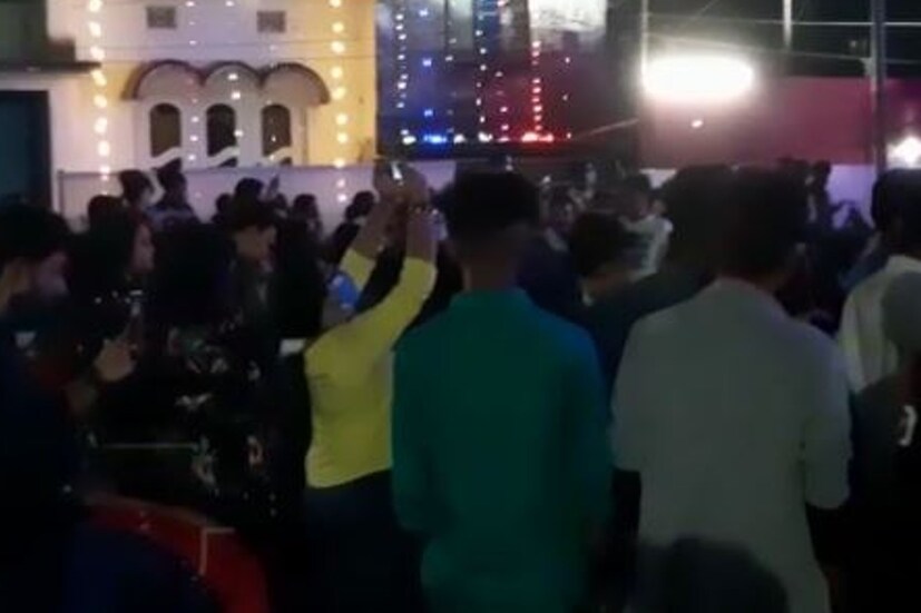 কলকাতা শ্রীভূমিতে ভিড় এতটাই হয়েছিল যে করোনা পরিস্থিতির কথা মাথায় রেখেই বন্ধ হয়েছিল পুজো মণ্ডপ। 