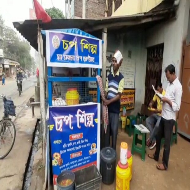 ভিআরপি-র দৈনিক ১৭৫ টাকা বেতনের চাকরি আর কিছু টিউশন পড়িয়ে বিশ্বজিতের সংসার চলত কোন রকমে। কিন্তু করোনা পরিস্থিতিতে টিউশন বন্ধ হয়ে যায়। বিপদে পড়ে গোটা পরিবার। 