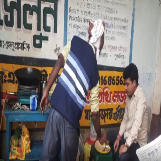 এরপরই চপের দোকান দেওয়ার সিদ্ধান্ত নেন তিনি। দোকানের নামের জায়গায় লেখা 'চপ শিল্প, মা মনসা চপ সেন্টার'। সেই চপের দোকানে এখন দৈনিক বিক্রিও হচ্ছে ভালো, প্রতিদিন প্রায় দুই থেকে আড়াই হাজার টাকার বিক্রি হচ্ছে সেই দোকানে। এর ফলে একদিকে যেমন লাভের মুখ দেখছেন বিশ্বজিৎ, অন্যদিকে এলাকার বেকার যুবকদেরও পথ দেখাচ্ছেন বিশ্বজিৎ। 