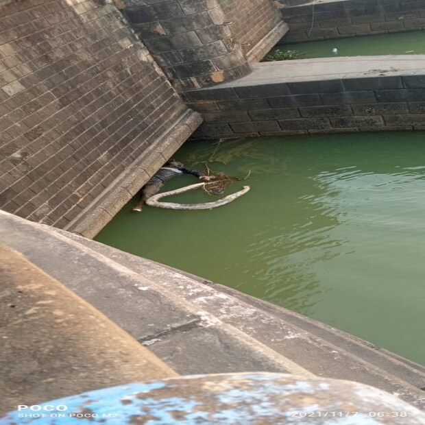 ঘটনাস্থলে পৌঁছায় মহম্মদ বাজার থানার পুলিশ। উদ্ধার করে মানুষের মৃতদেহটি। তবে এখনও জলেই রয়েছে পাইথনের দেহটি। মানুষের সঙ্গে একসঙ্গে পাইথনের এই মৃতদেহ গুলি দেখতে ভিড় জমায় এলাকার মানুষ।