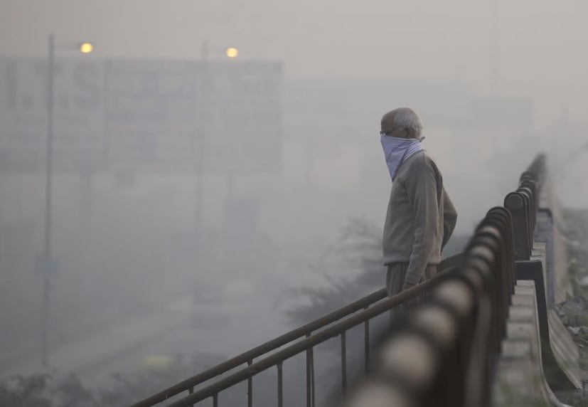 এই পরিস্থিতিতে আর দূষণ (Delhi Pollution)  যাতে না বাড়ে তার জন্য বড় ব্যবস্থা নিল পরিবহন মন্ত্রক। সমস্ত ধরনের গাড়ি চালকদের জন্য পি ইউ সি সার্টিফিকেট (PUC Certificate) বাধ্যতামূলক করা হয়েছে। দূষণ নিয়ন্ত্রণ শংসাপত্র বা পি ইউ সি সার্টিফিকেট না থাকলে জরিমানা এবং জেল দুই হতে পারে চালকদের।