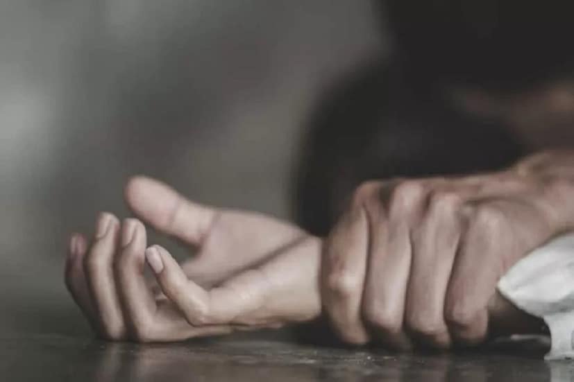 বর্তমানে শিশুদের বিরুদ্ধে অপরাধের আইন পকসো অনুযায়ি কিশোরী মেয়েটির মা ও তার প্রেমিককে গ্রেফতার করা হয়েছে৷ তাদের আদালতে তোলার পর পুলিশি হেফাজত দেওয়া হয়েছে৷ মহারাষ্ট্রে (Maharastra) মহিলাদের বিরুদ্ধে অপরাধের (Crime against woman)  এই নজিরবিহীণ ঘটনার কথা শুনে মানুষ আতঙ্কিত হয়ে পড়েছে৷ Photo- Representative