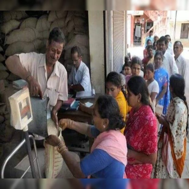 প্রসঙ্গত, পুজোর আগে দুয়ারে রেশন  (West Bengal Free Ration) নিয়ে নির্দেশিকা জারি করেছিল খাদ্য দফতর। খাদ্য দফতরে নির্দেশিকা অনুযায়ী, কবে কোথায় দুয়ারে রেশন প্রকল্প হবে, তা পূর্ব নির্ধারিত থাকবে। পূর্ব নির্ধারিত দিনে নির্দিষ্ট কোনও পাড়া, গ্রাম বা পল্লিতে খাদ্যশস্য, ই-পস এবং ওজন করার মেশিন নিয়ে হাজির হবেন রেশন ডিলাররা। প্রতীকী ছবি৷