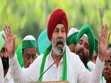 প্রধানমন্ত্রীর কৃষক আইন বাতিলের ঘোষণার পর এ দিন এমনটাই ট্যুইট করে জানিয়েছেন(Rakesh Tikait On Farm Law Repeal) ভারতীয় কিষাণ ইউনিয়নের নেতা রাকেশ টিকাইত (Rakesh Tikait) পাশাপাশি কু-তেও একই বার্তা দিয়েছেন তিনি। তাঁর কথায় প্রধানমন্ত্রী ঘোষণা করেছেন। কিন্তু কাগজে-কলমে প্রত্যাহার না হওয়া পর্যন্ত নিশ্চিন্ত হতে পারছেন না কৃষকরা (Farmer)।