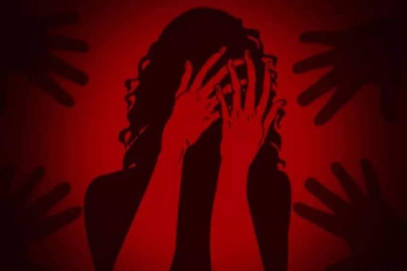 গোটা গ্রামে প্রচুর পুলিশ মোতায়েন করা হয়েছে৷ গ্রামে আতঙ্কের মহল ছিল৷ গ্রামের মানুষ কিশোরীর এই মর্মান্তিক হত্যায় রাগে ফুঁসছে৷ পুরো গ্রামই এখন কার্যত পুলিশ ছাউনিতে পরিণত হয়েছে৷ কিশোরীর পোস্টমর্টেম তিন চিকিৎসকের নেতৃত্বাধীন দল করিয়েছে৷ পুরো পোস্টমর্টেম ভিডিওগ্রাফি করা হয়েছে৷