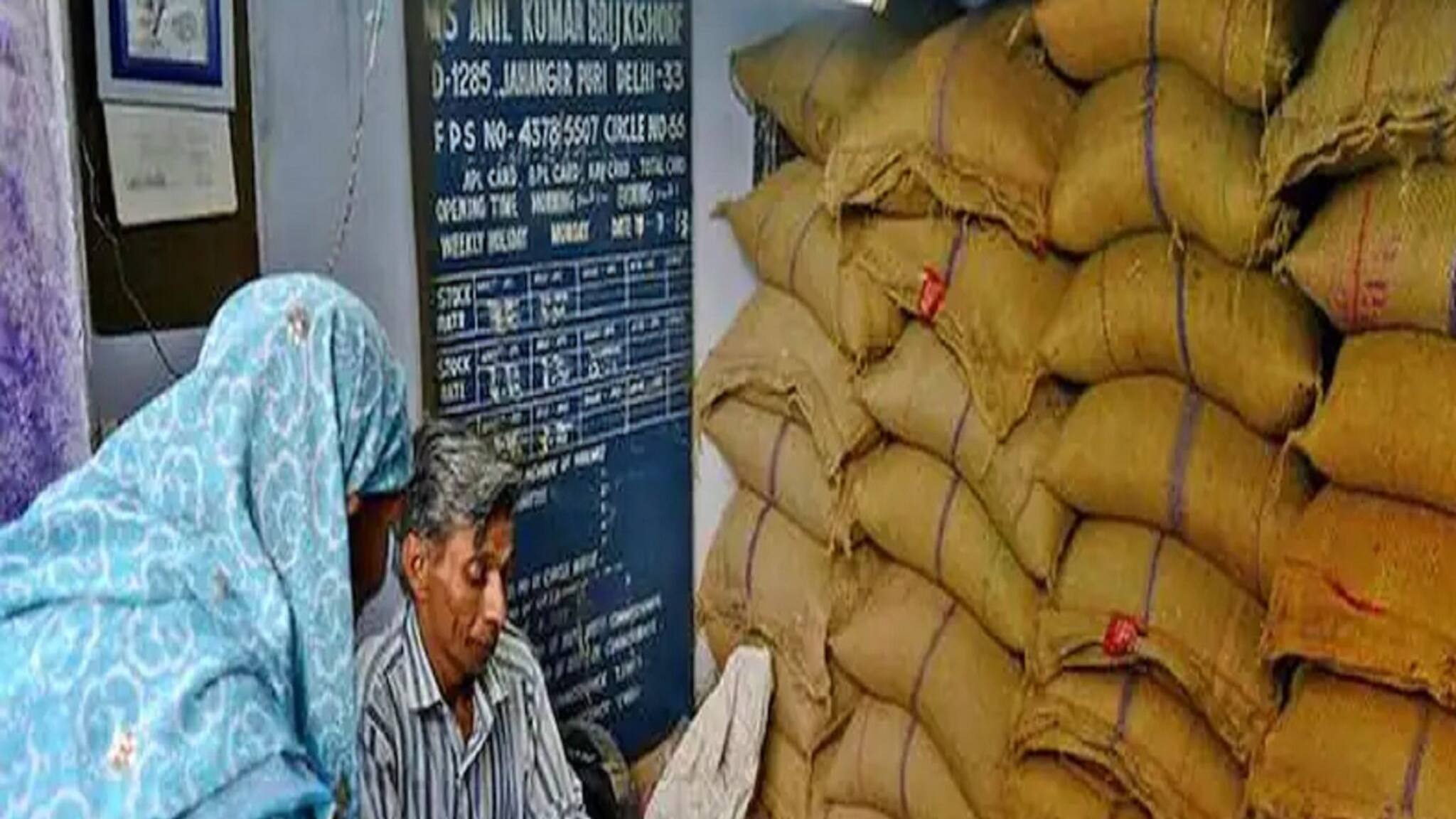 ডিলার কম রেশন কম দিচ্ছে বা রেশন চুরি করছে? জেনে নিন প্রতিকারের উপায়!