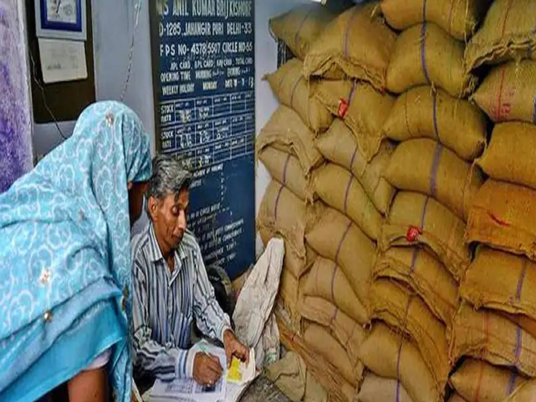 ডিলার কম রেশন কম দিচ্ছে বা রেশন চুরি করছে? জেনে নিন প্রতিকারের উপায়!