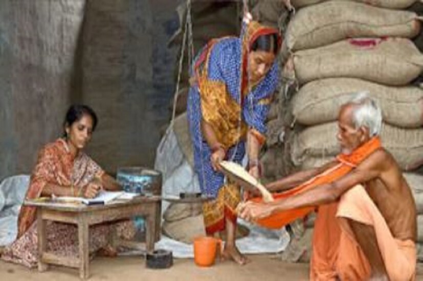 প্রধানমন্ত্রী গরিব কল্যাণ অন্ন যোজনা (Pradhanmantri Garib Kalyan Yojana) অর্থাৎ PMGKAY-এর অন্তর্গত নভেম্বরের পরেও দারিদ্রসীমার নীচে বসবাসকারী মানুষদের জন্য বিনা পয়সায় রেশন দেওয়া হবে কি (Will free ration continued after November 30, 2021)? প্রতীকী ছবি ৷