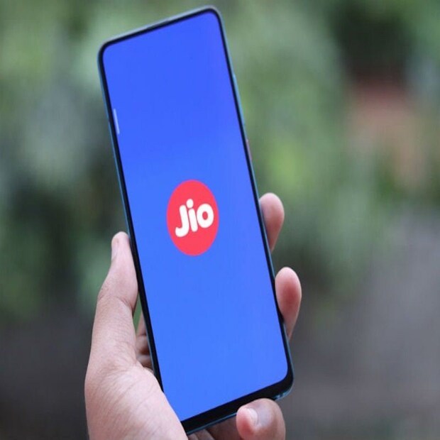 জিও নেক্সট ফোনে (Jio Next Phone) ১৩ মেগাপিক্সল রিয়্যার ক্যামেরা (13 Megapixel Rear camera) ও ৮ মেগাপিক্সল ফ্রন্ট ক্যামেরা (8 Mega Pixel Front camera) রয়েছে ৷ স্ক্রিন সাইজ ৫.৪৫ ইঞ্চি একই সঙ্গে মাল্টিটাচ স্ক্রিন (Multi Touch Screen), রেগুলার এইচডি (720×1440) ৷ কার্নিং গোরিলা গ্লাস (Gorila Glass) ৩ রকমের অ্যান্টিফিঙ্গার প্রিন্ট কোটিং (Anti Finger Coating) আছে ৷ প্রতীকী ছবি ৷