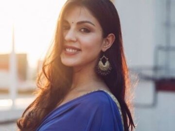 সুশান্ত মামলায় বাজেয়াপ্ত হয়েছিল ব্যাঙ্ক অ্যাকাউন্ট-মোবাইল! এক বছর পরে ফেরত পেলেন রিয়া
