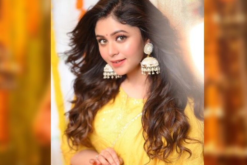 হলুদ রঙে ঋতাভরীর প্রিয়। দীপাবলিতেও হলুদ চুড়িদার স্যুট বেছে নিয়েছেন। কানে পরেছেন বড় ঝুমকা। 