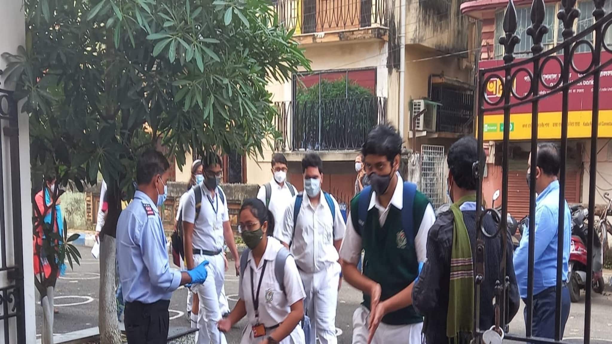 West Bengal School Reopens: বাজল স্কুলের ঘণ্টা! ফের শুরু স্কুলব্যাগ, টিফিনের পালা, শহরের স্কুলে স্কুলে হাসিমুখে পড়ুয়ারা!