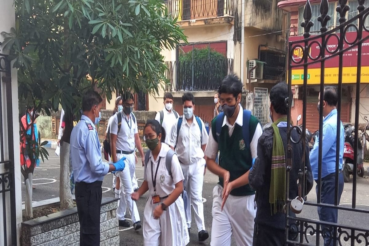 West Bengal School Reopens: বাজল স্কুলের ঘণ্টা! ফের শুরু স্কুলব্যাগ, টিফিনের পালা, শহরের স্কুলে স্কুলে হাসিমুখে পড়ুয়ারা!