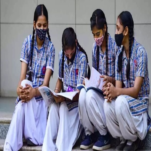 দশম ও দ্বাদশের ক্লাস সকাল ১১ থেকে বিকেল ৪.৩০ পর্যন্ত প্র্যাকটিক্যাল ক্লাসও শুরু হবে ১৬ নভেম্বর থেকেই। স্কুলের করিডর, গেটে নির্দিষ্ট দূরত্ব মেনে গোল দাগ কেটে দিতে হবে! স্কুলে আপাতত অভিভাবকরা প্রবেশ করতে পারবেন না! স্কুল-কলেজ বা বিশ্ববিদ্যালয়ের কোনও পড়ুয়াই আংটি, বালা, হার-সহ কোনও গয়না পরতে পারবেন না। স্কুলে বসার ক্ষেত্রেও নির্দিষ্ট বিধি মানতে হবে। বেঞ্চে দু’জনের বেশি পড়ুয়া বসতে পারবে না।