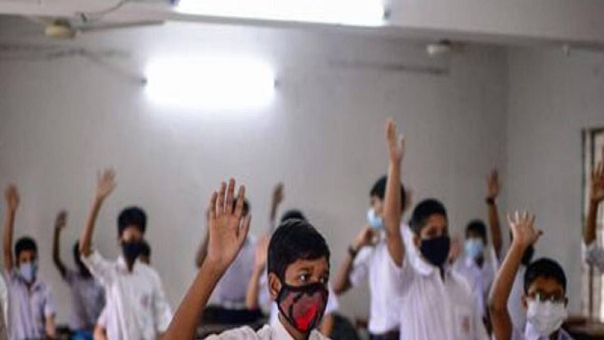 Schools Reopening in West Bengal: সদ্যই খুলেছে স্কুল, এবার কি ক্লাসের সময়সীমা কমাতে চলেছে শিক্ষা দফতর?