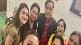 সেলফিতে ফাঁসলেন শশী থারুর? 