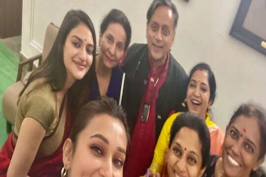 সেলফিতে ফাঁসলেন শশী থারুর?