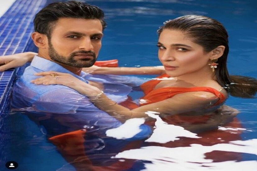 পুলে আগুন লাগাচ্ছেন কোনও ছবিতে ৷ Photo- Ayesha Omar/Instagram