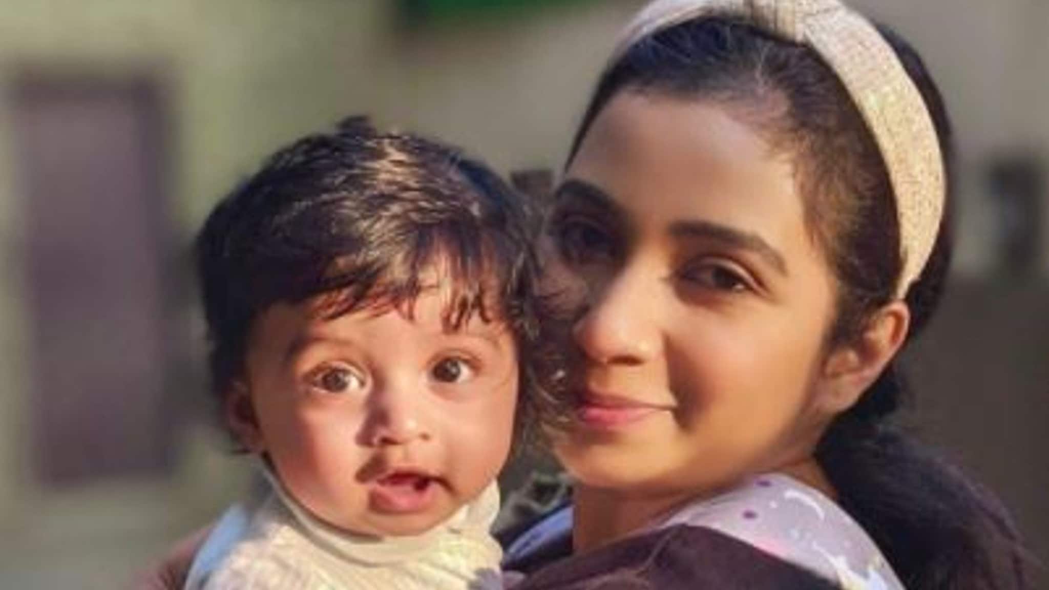 Shreya Ghoshal: ৬ মাস পূর্ণ করল দেবয়ান! সন্তানের মুখ প্রথমবার প্রকাশ্যে আনলেন শ্রেয়া Shreya Ghoshal: ৬ মাস পূর্ণ করল দেবয়ান! সন্তানের মুখ প্রথমবার প্রকাশ্যে আনলেন শ্রেয়া