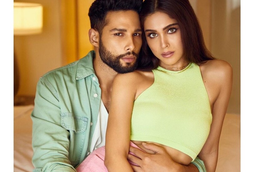 বলিউডের উঠতি দুই তারকা সিদ্ধান্ত চতুর্বেদী ও শর্বরী ওয়াঘ। বান্টি অওর বাবলি ২ছবিতে জুটি বেঁধেছেন দুজনে। সম্প্রতি একসঙ্গে একটি ফোটোশ্যুট করলেন তাঁরা।