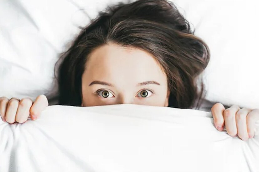 নিদ্রাহীনতা (Sleep Apnea)- স্লিপ অ্যাপনিয়া গুরুতর ঘুমের ব্যাধি যেখানে লোকেরা ঘুমানোর সময় জোরে শ্বাস নেয়। এটি জোরে নাক ডাকা, দিনের বেলা চরম ক্লান্তি এবং আরও অনেক কিছু থেকে হতে পারে। স্লিপ অ্যাপনিয়ার ক্ষেত্রে ওজন হ্রাস, ভালো খাওয়া, ধূমপান ছেড়ে দেওয়া এবং নাকের অ্যালার্জির জন্য সঠিক চিকিৎসা করা এসব খুব প্রয়োজন।