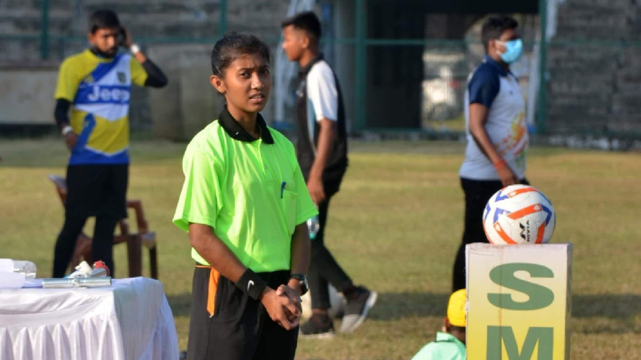 Kanchenjunga Stadium: কাঞ্চনজঙ্ঘা স্টেডিয়ামের সবুজ ঘাসে ফিরল ফুটবল, নজর কাড়লেন মহিলা রেফারি পিঙ্কি দাস 