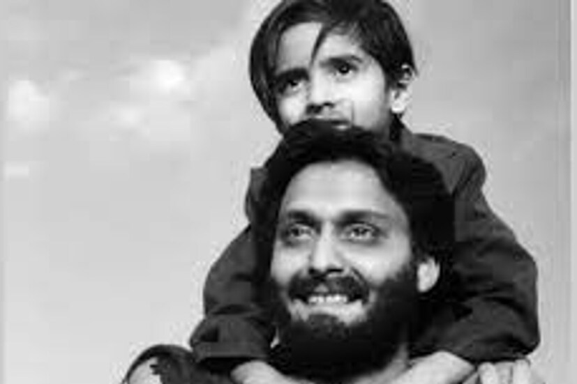 শুধু আজকের দিনটা নন। তাঁর অনুপস্থিতি প্রতিদিন অনুভব করে বাঙালি। ১৯৫৯ সালে সত্যজিৎ রায়ের পরিচালনায় অপুর সংসার ছবির মাধ্যমে চলচ্চিত্রে অভিনয় শুরু করেছিলেন কিংবদন্তি অভিনেতা। 