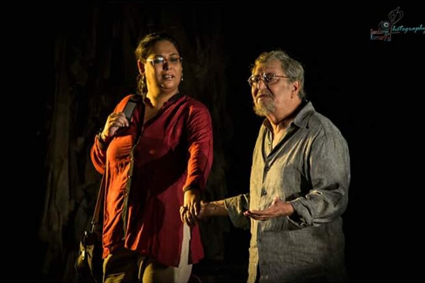 গতকাল অর্থাৎ ১৪ নভেম্বর বাবাকে শ্রদ্ধা জানাতে তাঁর লেখা নাটকই মঞ্চস্থ করলেন সৌমিত্র কন্যা পৌলমী বসু (Poulami Bose)। দুটি কাপুরুষের কথা ও টাইপিস্ট- এই দুটি নাটক লিখেছিলেন সৌমিত্র চট্টোপাধ্যায়। 