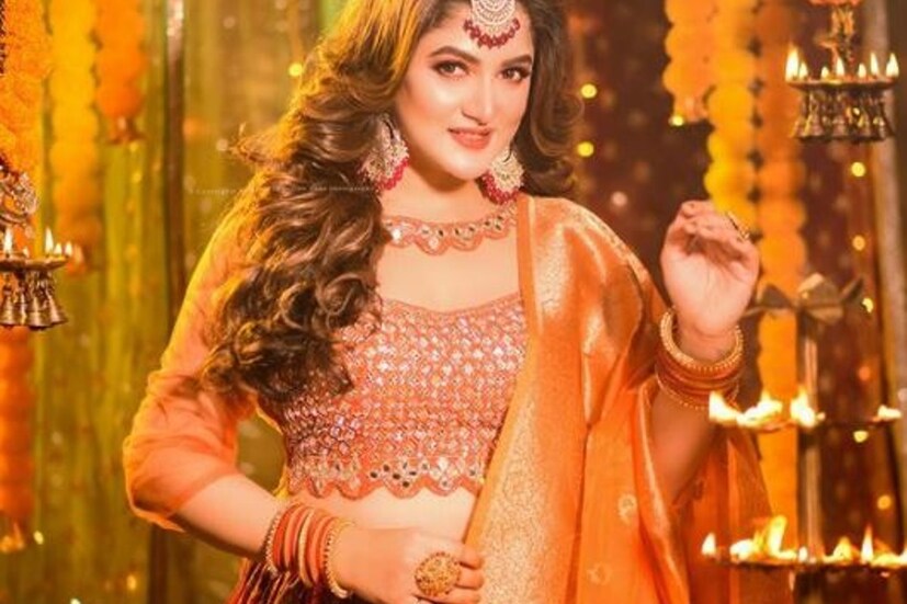 অভিনেত্রী শ্রাবন্তী দীপবলি উপলক্ষে বেছে নিয়েছেন গেরুয়া রঙের লেহেঙ্গা। সঙ্গে জমকালো গয়নায় উজ্জ্বল হয়ে উঠেছেন অভিনেত্রী। 