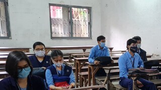 স্কুলের পাশাপাশি বাবা-মায়েরা ছেলেমেয়েদের ঘুম পাড়ানোর সময় ইংরেজি গল্পের বই পড়ে শোনাতে পারেন।