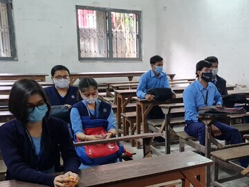 স্কুলের পাশাপাশি বাবা-মায়েরা ছেলেমেয়েদের ঘুম পাড়ানোর সময় ইংরেজি গল্পের বই পড়ে শোনাতে পারেন।