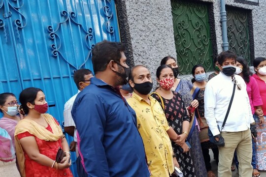 অনলাইনেই পরীক্ষা হোক! স্কুল খোলার পরেই নিজেদের দাবি নিয়ে বিক্ষোভ অভিভাবকদের