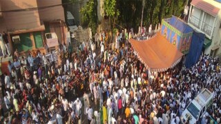 বিধানসভা থেকে বিধায়কদের শ্রদ্ধা জ্ঞাপনের পর তাঁর দেহ নিয়ে যাওয়া হয় প্রাক্তন মন্ত্রীর বালিগঞ্জের বাড়িতে। সেখানে আত্মীয় পরিজনরা উপস্থিতি ছিলেন পরিবারের অতিপ্রিয় সদস্যকে শেষ বিদায় জানাতে। বিধানসভা থেকে বিধায়কদের শ্রদ্ধা জ্ঞাপনের পর তাঁর দেহ নিয়ে যাওয়া হয় প্রাক্তন মন্ত্রীর বালিগঞ্জের বাড়িতে। সেখানে আত্মীয় পরিজনরা উপস্থিতি ছিলেন পরিবারের অতিপ্রিয় সদস্যকে শেষ বিদায় জানাতে।