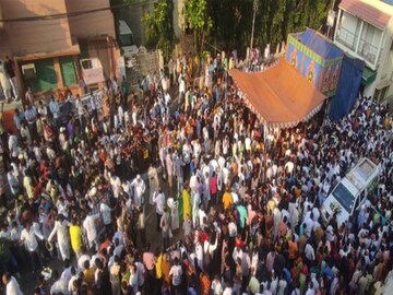 বিধানসভা থেকে বিধায়কদের শ্রদ্ধা জ্ঞাপনের পর তাঁর দেহ নিয়ে যাওয়া হয় প্রাক্তন মন্ত্রীর বালিগঞ্জের বাড়িতে। সেখানে আত্মীয় পরিজনরা উপস্থিতি ছিলেন পরিবারের অতিপ্রিয় সদস্যকে শেষ বিদায় জানাতে।