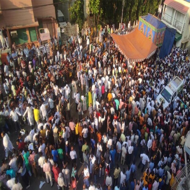 বিধানসভা থেকে বিধায়কদের শ্রদ্ধা জ্ঞাপনের পর তাঁর দেহ নিয়ে যাওয়া হয় প্রাক্তন মন্ত্রীর বালিগঞ্জের বাড়িতে। সেখানে আত্মীয় পরিজনরা উপস্থিতি ছিলেন পরিবারের অতিপ্রিয় সদস্যকে শেষ বিদায় জানাতে।