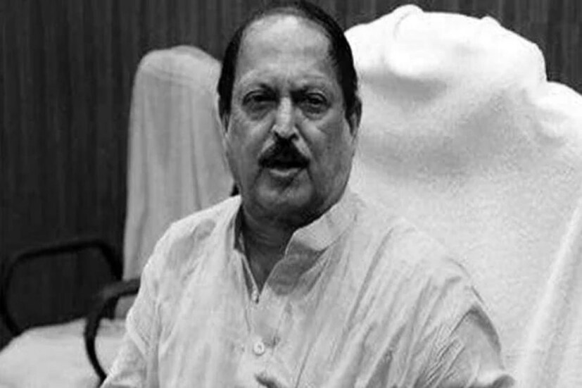 মাত্র ৭৫ বছর বয়সে চলে গেলেন রাজ্যের প্রবীণ ও দক্ষ রাজনীতিবিদ সুব্রত মুখোপাধ্যায়। বৃহস্পতিবার রাতে এসএসকেএম হাসপাতালে শেষ নিঃশ্বাস ত্যাগ করেন রাজ্যের পঞ্চায়েত ও গ্রামোন্নয়ন মন্ত্রী (Subrata Mukherjee)৷ বেশ কিছুদিন যাবৎ অসুস্থ থাকলেও তাঁর অকস্মাৎ মৃত্যুর খবরে নেমে এসেছে শোকের ছায়া। রাজনৈতিক পরিমণ্ডল থেকে সাধারণ মানুষ, কেউই মেনে নিতে পারছেন না স্বভাব রসিক, স্মিতভাষী মানুষটির চলে যাওয়া। মানুষ হিসেবেই শুধু নয় গঠনতান্ত্রিক রাজীনীতিবিদ ও সুদক্ষ প্রশাসক হিসেবেও নিজের দাগ রেখেছেন সুব্রত মুখোপাধ্যায়।