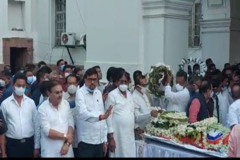 ১৯৭২ সালে প্রথম বার বিধায়ক হয়েছিলেন সুব্রত মুখোপাধ্যায়। তার পর একাধিক বার বিধায়ক এবং মন্ত্রী হয়েছিলেন তিনি। এ বছরও বিধানসভা নির্বাচনে বালিগঞ্জ কেন্দ্র থেকে জিতেছেন তিনি। বিধায়ক থাকাকালীনই মৃত্যু হল তাঁর।