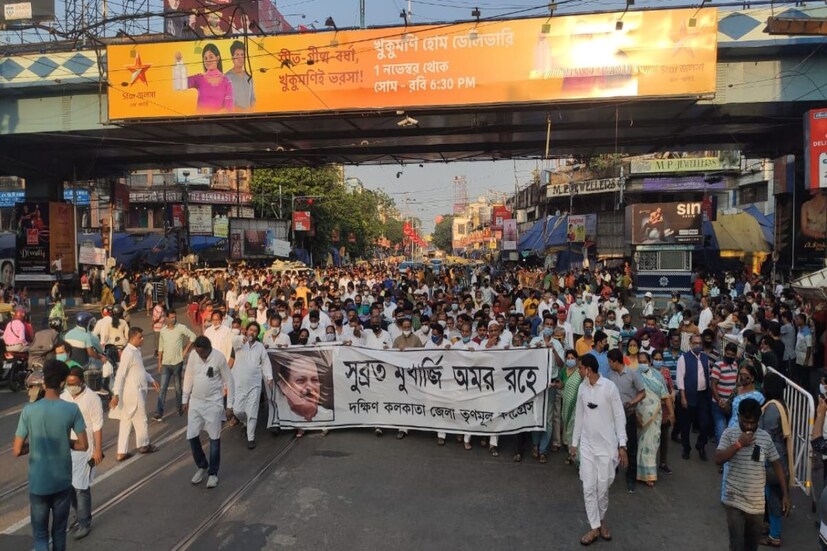 শুক্রবারই হাসপাতাল থেকে ছাড়া পাওয়ার কথা ছিল রাজ্যের পঞ্চায়েতমন্ত্রী সুব্রত মুখোপাধ্যায়ের। কিন্তু, তার আগেই নিভে গেল প্রদীপ। বৃহস্পতিবার কালীপুজোর আলোকময় রাতেই আলোকপথে যাত্রা করলেন রাজ্যের প্রবীণ ও দক্ষ রাজনীতিবিদ সুব্রত মুখোপাধ্যায়। এসএসকেএম হাসপাতালে শেষ নিঃশ্বাস ত্যাগ করেন ৭৫ বছর বয়সি রাজ্যের পঞ্চায়েত ও গ্রামোন্নয়ন মন্ত্রী (Subrata Mukherjee)৷ রাত ৯টা ২২ মিনিটে হৃদরোগে আক্রান্ত হয়ে প্রয়াত হন সুব্রত মুখোপাধ্যায়।